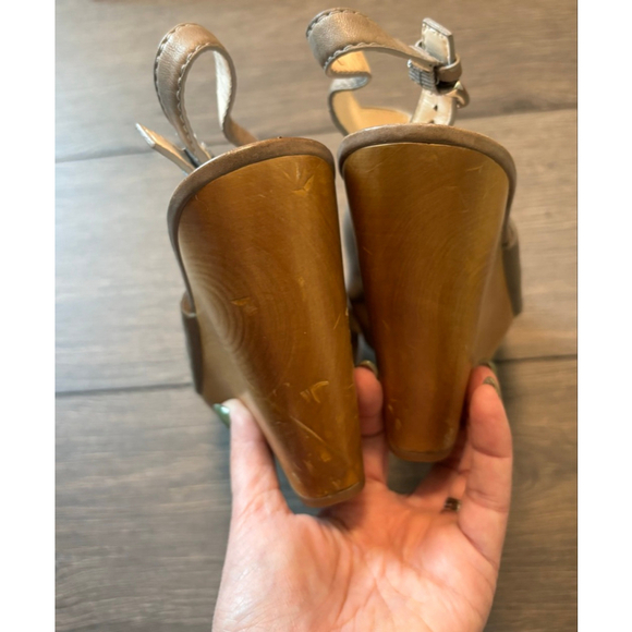 Coach Jade Wedge Platform Leather Laser Cut-out Open Peep Toe Taupe Gray W
11B - Picture 9 of 12